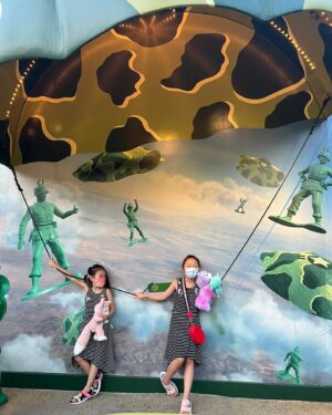Angela Tong Instagram - Here we go again! #HKDisneyland #DisneyHalloweenTime #ShowYourWickedSide #Momentous 
#TheMostMagicalShowOnEarth #alyssakassidy #familytime #ilovehongkong