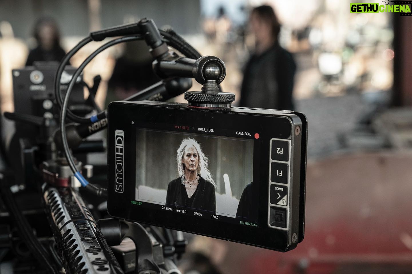 Angela Kang Instagram - Some fun BTS pics from the new #TWD episode tonight! Written by @jcbiii and directed by @tawnia_cannell_mckiernan, our people are getting organized and they are getting even 🤌❤️🔥 #TheWalkingDead #TWDbts