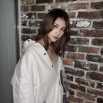 Angela Mei Instagram - ❤️❤️ 今月も美容院へ〜 髪色はあまり変えず少し落ち着かせたの︎︎☺︎ (寝不足な方が顔盛れるって何事？) @peekaboo_kentarou_iida @peekaboosalonsofficial #peekaboo #原宿 #原宿明治通り店 #ピークアブー