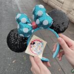 Angela Mei Instagram – なしこが誕生日にディズニー連れてってくれた時の🐭
はじめてバースデーシールもらった︎︎☺︎♡