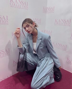 Angela Mei Instagram - このセットアップが好きすぎて
自分でも秋にお迎えしようかなぁと思ってる
グレーも可愛いんだよなぁ。。
スーツスタイルにすっきり大人めなアップヘアがいいよね。

関コレ行ったら絶対食べる
#らーめん八角 さんのばり辛らーめん
辛さはばりばりです。
甘めの味付けで辛くて美味しい。
八角らーめんとか、味噌らーめんとかも食べてみたいのに
辛いのの誘惑に勝てなくて結局いつもばり辛にしちゃう🌶😂

#関コレ #関西コレクション #らーめん八角