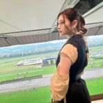 Angela Mei Instagram – 本日11/11(土) 25時15分より放送の
フジテレビ「ウマウマ！ ～アノミズキのビギナー育成TV～」に出演します！
モデル目線でパドックだけを見てレース予想しました🏇
これまでもビギナーとして何度か競馬のお仕事させていただいたけれど、
今回は初めての予想の仕方だったので更にドキドキワクワクでした。見てね〜！！

競馬番組なのでポニーテールにした。🐴笑

#ウマウマ 
https://www.fujitv.co.jp/b_hp/umauma/index.html