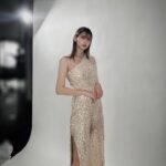 Angela Mei Instagram - ゼロイチ忘年会くじ開催します！ 今回の韓国忘年会、私はお仕事で行けなかったけど ドレスアップしてくじには参加するよっ！！！！ 撮り下ろし写真だったり、アクリルスタンドやキーホルダーなどここだけのグッズが盛り沢山なのでチェックしてみてねっっっ！！！ 販売期間は本日12/12(火) 20時から！ https://kuji.01familia.jp/lotteries/307