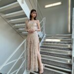 Angela Mei Instagram - これは前のゼロイチ褒め特番収録の時に事務所の方が似合うと思うって選んでくれたドレス︎︎ キラキラしすぎてるものは自分だとどうしても似合わないんじゃないんかとか 黒でパキッとかっこよく決めることを選びがちだから また新たな自分を発見したきもちで嬉しかった︎︎☺︎