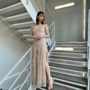 Angela Mei Instagram - これは前のゼロイチ褒め特番収録の時に事務所の方が似合うと思うって選んでくれたドレス︎︎

キラキラしすぎてるものは自分だとどうしても似合わないんじゃないんかとか
黒でパキッとかっこよく決めることを選びがちだから
また新たな自分を発見したきもちで嬉しかった︎︎☺︎