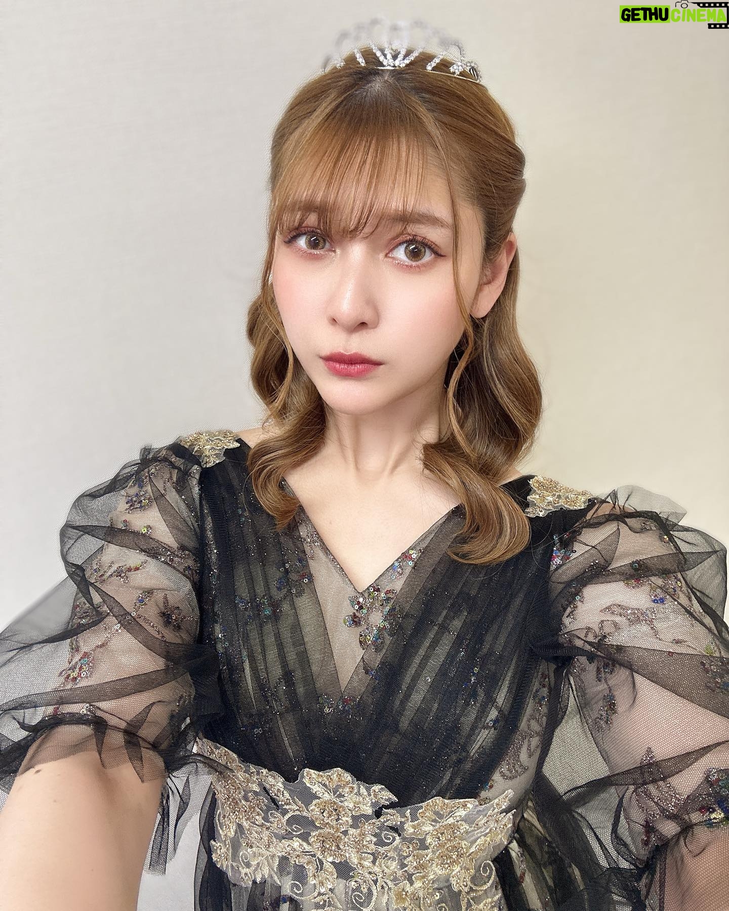Angela Mei - 9.7K Likes - お誕生日でした🎂
今年は27日に生誕祭も開けて面と向かってお祝いもらえて、生誕後にはマネさんや普段お世話になってるスタッフさんがみんなでお祝いしてくれて
SNSでもみんながたっくさんお祝いしてくれて
誕生日前日には大好きな友達がカウントダウンでお祝いしてくれて
本当に幸せな誕生日を過ごせました、愛感じてます
今年もよろしくね、みんなだいすきだよ