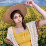 Angela Mei Instagram - 🌻 人生で1回はひまわり畑行ってみたいよなあ ベタな感じで白いワンピースと麦わら帽で︎︎☺︎