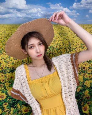 Angela Mei Instagram - 🌻

人生で1回はひまわり畑行ってみたいよなあ
ベタな感じで白いワンピースと麦わら帽で︎︎☺︎