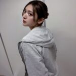 Angela Mei Instagram - 前髪伸ばしてるのも最初はちょっと違和感あったけど 最近落ち着いてきた👧 けど前髪あるのもいいなぁって昔の写真みると思う ないものねだり︎︎☺︎