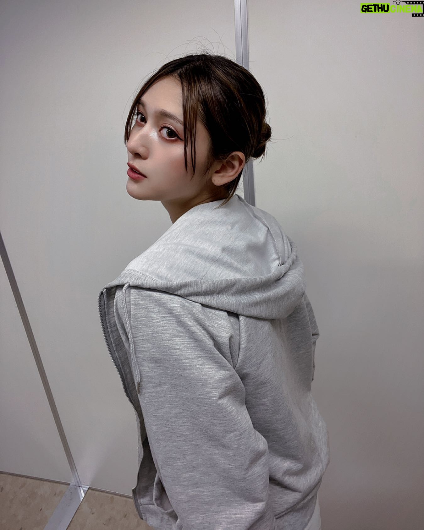 Angela Mei Instagram - 前髪伸ばしてるのも最初はちょっと違和感あったけど 最近落ち着いてきた👧 けど前髪あるのもいいなぁって昔の写真みると思う ないものねだり︎︎☺︎