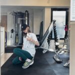 Angela Mei Instagram - トレーニング👊( ¨̮💪) 身体が軽くなったなって実感するくらいには 効果出てきてる︎︎☺︎ そして長年通ってるので仲良しすぎるトレーナーさん 波長が合うのかインターバル中は一生ゲラゲラ笑いあってる 私が続けられてるのは多分SARAさんだから😂笑 いつも支えてくれて感謝感謝ですラブ ほんで最近は毎日ストレッチと 筋膜リリースゴリゴリやってる 引き続きがんばるゾ〜 @styleshown_gym #赤坂パーソナルトレーニング #STYLESHOWN #スタイルショーン #美脚ジム #筋トレ #gym #traning #fitness