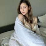 Angela Mei Instagram - 本日9月27日発売の 『グラビアザテレビジョン vol.68』に掲載されています︎︎☺︎ 初登場ですー！！ 久しぶりの紙面のお仕事だぁ！ 「もしもアンジェラ芽衣がCAのお仕事をしていたら」というシチュエーションで撮っていただきました！ 初、本格的なCAさんの衣装着るの楽しすぎた…！！！！ 表紙は同じ事務所の天羽希純が目印🥰 初CAさん衣装、そして久しぶりの水着のお仕事でした！みてねーっ！！ #Gテレ @g_tele