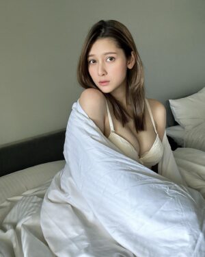 Angela Mei Instagram - 本日9月27日発売の
『グラビアザテレビジョン vol.68』に掲載されています︎︎☺︎
初登場ですー！！

久しぶりの紙面のお仕事だぁ！
「もしもアンジェラ芽衣がCAのお仕事をしていたら」というシチュエーションで撮っていただきました！
初、本格的なCAさんの衣装着るの楽しすぎた…！！！！
表紙は同じ事務所の天羽希純が目印🥰

初CAさん衣装、そして久しぶりの水着のお仕事でした！みてねーっ！！

#Gテレ @g_tele