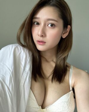 Angela Mei Instagram - 本日9月27日発売の
『グラビアザテレビジョン vol.68』に掲載されています︎︎☺︎
初登場ですー！！

久しぶりの紙面のお仕事だぁ！
「もしもアンジェラ芽衣がCAのお仕事をしていたら」というシチュエーションで撮っていただきました！
初、本格的なCAさんの衣装着るの楽しすぎた…！！！！
表紙は同じ事務所の天羽希純が目印🥰

初CAさん衣装、そして久しぶりの水着のお仕事でした！みてねーっ！！

#Gテレ @g_tele