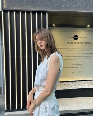 Angela Mei Instagram - 最近は明るめカラーが好き︎︎☺︎
ハイライトがいい感じだ〜

つるつるさらさらの髪をうんと可愛く巻いてもらって
少し頷くだけで、自分で分かるくらいにいい匂いが漂って
今日の私、最強！ってスイッチが入るから
美容院帰りってそのまま帰りたくないよね、どっか寄り道したくなる

#peekaboo #原宿 #原宿明治通り店 #ピークアブー