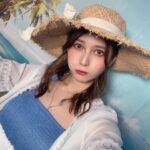 Angela Mei Instagram - #夏の宿題チェキ 2023 本日21時より販売開始です︎︎☺︎ 夏らしいマリンルックにレトロ可愛い浴衣など衣装は全5種で 5枚購入からコンプリートできます🌞 さらに今回は15枚特典で #宿題チェキ 限定の夏限定アクリルスタンドもあったりするのでチェックしてね…！🏮👘 URLはTwitterかThreadsか、ストーリーから飛んでねっ