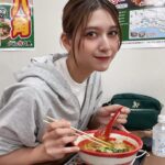 Angela Mei Instagram - このセットアップが好きすぎて 自分でも秋にお迎えしようかなぁと思ってる グレーも可愛いんだよなぁ。。 スーツスタイルにすっきり大人めなアップヘアがいいよね。 関コレ行ったら絶対食べる #らーめん八角 さんのばり辛らーめん 辛さはばりばりです。 甘めの味付けで辛くて美味しい。 八角らーめんとか、味噌らーめんとかも食べてみたいのに 辛いのの誘惑に勝てなくて結局いつもばり辛にしちゃう🌶😂 #関コレ #関西コレクション #らーめん八角