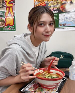 Angela Mei Instagram - このセットアップが好きすぎて
自分でも秋にお迎えしようかなぁと思ってる
グレーも可愛いんだよなぁ。。
スーツスタイルにすっきり大人めなアップヘアがいいよね。

関コレ行ったら絶対食べる
#らーめん八角 さんのばり辛らーめん
辛さはばりばりです。
甘めの味付けで辛くて美味しい。
八角らーめんとか、味噌らーめんとかも食べてみたいのに
辛いのの誘惑に勝てなくて結局いつもばり辛にしちゃう🌶😂

#関コレ #関西コレクション #らーめん八角