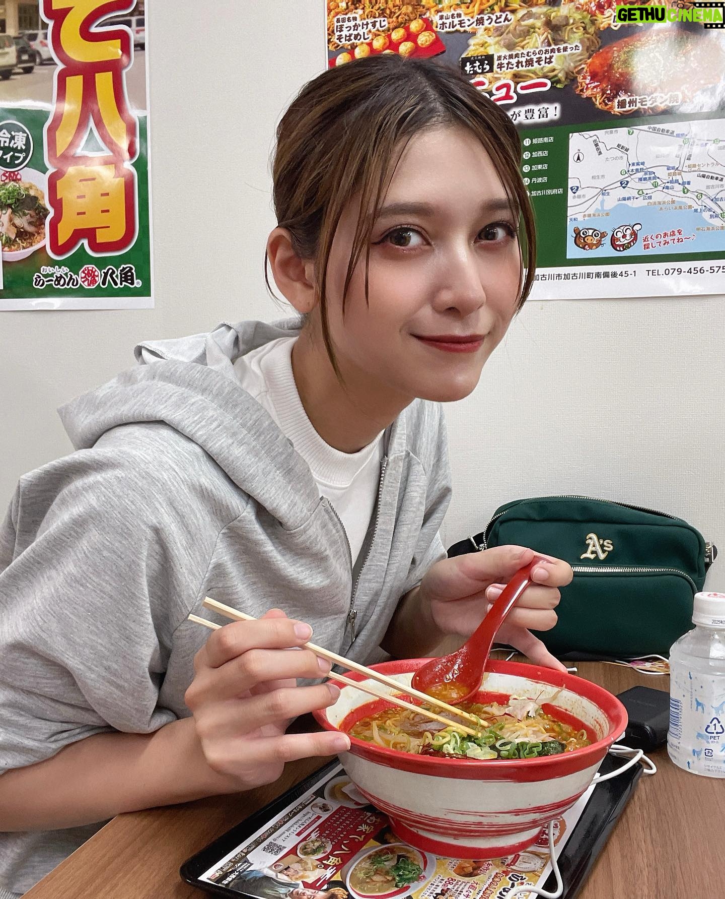 Angela Mei - 10.8K Likes - このセットアップが好きすぎて
自分でも秋にお迎えしようかなぁと思ってる
グレーも可愛いんだよなぁ。。
スーツスタイルにすっきり大人めなアップヘアがいいよね。
関コレ行ったら絶対食べる
#らーめん八角 さんのばり辛らーめん
辛さはばりばりです。
甘めの味付けで辛くて美味しい。
八角らーめんとか、味噌らーめんとかも食べてみたいのに
辛いのの誘惑に勝てなくて結局いつもばり辛にしちゃう🌶😂
#関コレ #関西コレクション #らーめん八角