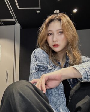 Angela Mei Instagram - 前髪ないのも安定してきて
最近はふんわりかきあげるのがお気に入り🥰