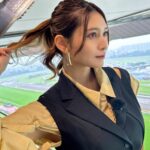 Angela Mei Instagram - 本日11/11(土) 25時15分より放送の フジテレビ「ウマウマ！ ～アノミズキのビギナー育成TV～」に出演します！ モデル目線でパドックだけを見てレース予想しました🏇 これまでもビギナーとして何度か競馬のお仕事させていただいたけれど、 今回は初めての予想の仕方だったので更にドキドキワクワクでした。見てね〜！！ 競馬番組なのでポニーテールにした。🐴笑 #ウマウマ https://www.fujitv.co.jp/b_hp/umauma/index.html