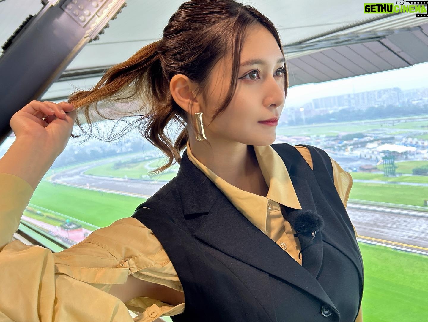 Angela Mei Instagram - 本日11/11(土) 25時15分より放送の フジテレビ「ウマウマ! ~アノミズキのビギナー育成TV~」に出演します! モデル目線でパドックだけを見てレース予想しました🏇 これまでもビギナーとして何度か競馬のお仕事させていただいたけれど、 今回は初めての予想の仕方だったので更にドキドキワクワクでした。見てね〜!! 競馬番組なのでポニーテールにした。🐴笑 #ウマウマ https://www.fujitv.co.jp/b_hp/umauma/index.html