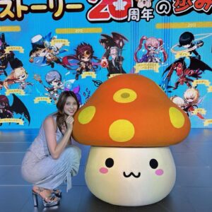 Angela Mei Instagram - #メイプル20周年 
記念生配信ありがとうございました︎︎☺︎
めちゃくちゃ楽しかったぁ…

たまに思い出す、あの時メイプルで知り合った友達
連絡先はもちろん知らず、あんなに呼んでいた名前すら思い出せないことにモヤモヤしたり。
あの子も、あの子も、みんな元気だといいなぁって心がきゅっとなる
過ごした日々の思い出だけは強く残ってて懐かしくて泣きそうになるの、あの数年間は確かに青春だった

いまどうしてるか分からない子がほとんどだけど、変わらず仲良くしてる人達もいます

ネットは危ないって本当だし、人も情報も簡単に信じてはいけないけど
心から信頼出来る、十年以上経っても仲のいい友人に恵まれたのはメイプルのおかげです

特別な思い入れのある大好きなゲームの20周年という大切な時を
生配信で少し早めに皆さんとお祝いできたこと、本当に嬉しかったです。おらは幸せもんだ