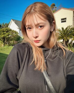 Angela Mei Instagram - 暖かくなってきてうれしい︎︎☺︎
寒いのも暑いのも嫌いなわがままぼでーだからこれくらいの気温がスキ

気温差と気圧と花粉で毎日死にかけてるけども