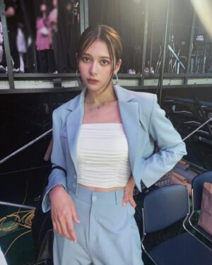 Angela Mei Instagram - #関コレ
ありがとうございました♡

me em selectさんの衣装は
私が着用したものは勿論、他のモデルさんが着てた服もどれも可愛すぎてときめきが止まらなかった。
素敵なお洋服と時間をありがとうございました︎︎♡

ランウェイはねおちゃんとペアルックで歩きました
これがまたカッコいいのよ、めちゃくちゃ好き。
双子コーデで着るのちょーーーおすすめです
Abema以来のねおちゃん、今日は前回よりもっといっぱい話せて、2人でゲラゲラ笑ったりして居心地良すぎました。嬉しかったです🌙

名前呼んでくれた子、配信見てくれた人、ありがとう嬉しかったよ🥰
またね大阪！

#関西コレクション @meemselect