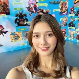 Angela Mei Instagram - #メイプル20周年 
記念生配信ありがとうございました︎︎☺︎
めちゃくちゃ楽しかったぁ…

たまに思い出す、あの時メイプルで知り合った友達
連絡先はもちろん知らず、あんなに呼んでいた名前すら思い出せないことにモヤモヤしたり。
あの子も、あの子も、みんな元気だといいなぁって心がきゅっとなる
過ごした日々の思い出だけは強く残ってて懐かしくて泣きそうになるの、あの数年間は確かに青春だった

いまどうしてるか分からない子がほとんどだけど、変わらず仲良くしてる人達もいます

ネットは危ないって本当だし、人も情報も簡単に信じてはいけないけど
心から信頼出来る、十年以上経っても仲のいい友人に恵まれたのはメイプルのおかげです

特別な思い入れのある大好きなゲームの20周年という大切な時を
生配信で少し早めに皆さんとお祝いできたこと、本当に嬉しかったです。おらは幸せもんだ