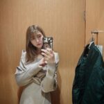 Angela Mei Instagram - 髪の毛つるんつるんにしてきました！いえーい！ 日々のヘアセットで古い絨毯みたいな触り心地になってたけどしっかりトリートメントで生き返らせてくれました。 @kentarou_iida さんいつもありがとうございます🥲❤️ つるんつるんさらさらで嬉しくてこの後なしこに頭触って！撫でて！ってしてきました。なしこもめっちゃさらさら〜！て褒めてくれました。うれぴ✌️ @peekaboosalonsofficial @peekaboo_harajuku #peekaboo #原宿 #原宿明治通り店 #ピークアブー
