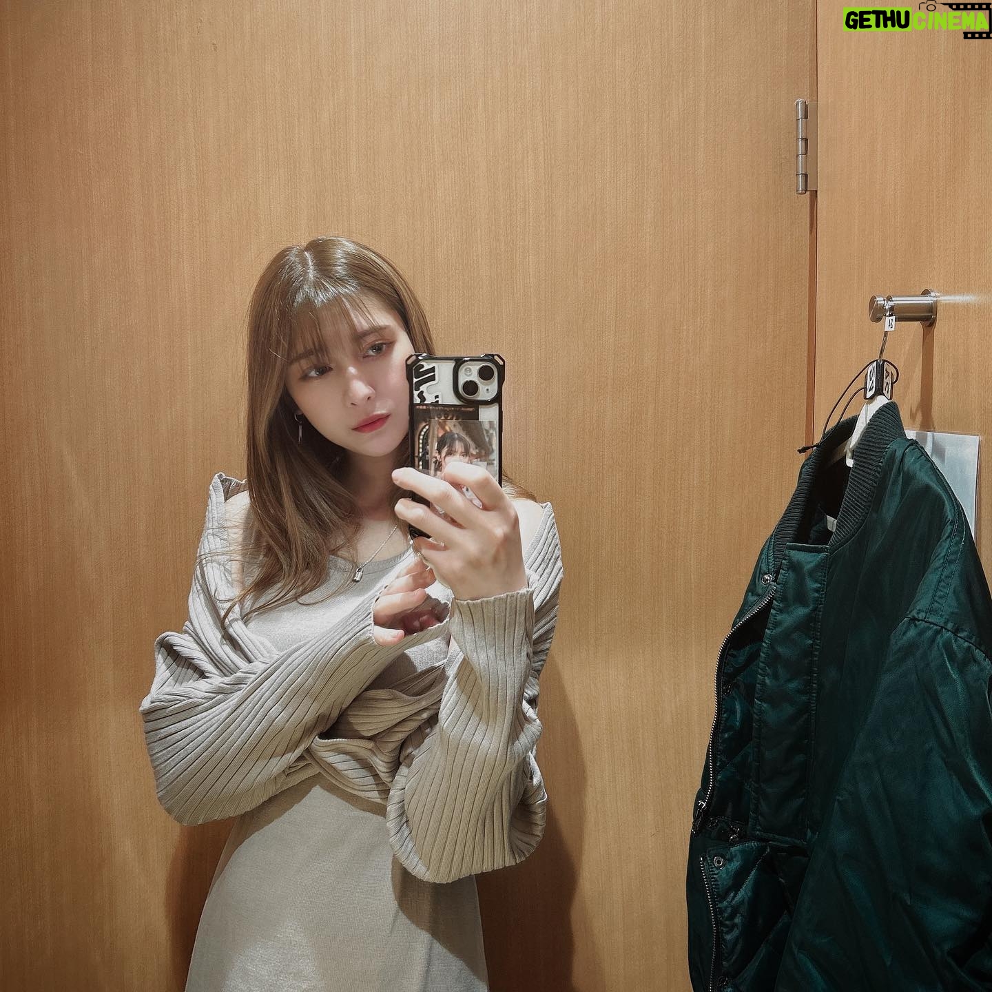 Angela Mei Instagram - 髪の毛つるんつるんにしてきました!いえーい! 日々のヘアセットで古い絨毯みたいな触り心地になってたけどしっかりトリートメントで生き返らせてくれました。 @kentarou_iida さんいつもありがとうございます🥲❤️ つるんつるんさらさらで嬉しくてこの後なしこに頭触って!撫でて!ってしてきました。なしこもめっちゃさらさら〜!て褒めてくれました。うれぴ✌️ @peekaboosalonsofficial @peekaboo_harajuku #peekaboo #原宿 #原宿明治通り店 #ピークアブー