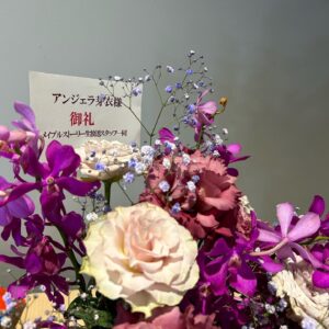 Angela Mei Instagram - #メイプル20周年 
記念生配信ありがとうございました︎︎☺︎
めちゃくちゃ楽しかったぁ…

たまに思い出す、あの時メイプルで知り合った友達
連絡先はもちろん知らず、あんなに呼んでいた名前すら思い出せないことにモヤモヤしたり。
あの子も、あの子も、みんな元気だといいなぁって心がきゅっとなる
過ごした日々の思い出だけは強く残ってて懐かしくて泣きそうになるの、あの数年間は確かに青春だった

いまどうしてるか分からない子がほとんどだけど、変わらず仲良くしてる人達もいます

ネットは危ないって本当だし、人も情報も簡単に信じてはいけないけど
心から信頼出来る、十年以上経っても仲のいい友人に恵まれたのはメイプルのおかげです

特別な思い入れのある大好きなゲームの20周年という大切な時を
生配信で少し早めに皆さんとお祝いできたこと、本当に嬉しかったです。おらは幸せもんだ