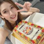 Angela Mei Instagram - #メイプル20周年 記念生配信ありがとうございました︎︎☺︎ めちゃくちゃ楽しかったぁ… たまに思い出す、あの時メイプルで知り合った友達 連絡先はもちろん知らず、あんなに呼んでいた名前すら思い出せないことにモヤモヤしたり。 あの子も、あの子も、みんな元気だといいなぁって心がきゅっとなる 過ごした日々の思い出だけは強く残ってて懐かしくて泣きそうになるの、あの数年間は確かに青春だった いまどうしてるか分からない子がほとんどだけど、変わらず仲良くしてる人達もいます ネットは危ないって本当だし、人も情報も簡単に信じてはいけないけど 心から信頼出来る、十年以上経っても仲のいい友人に恵まれたのはメイプルのおかげです 特別な思い入れのある大好きなゲームの20周年という大切な時を 生配信で少し早めに皆さんとお祝いできたこと、本当に嬉しかったです。おらは幸せもんだ
