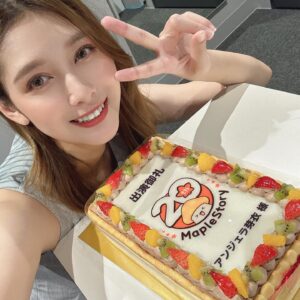 Angela Mei Instagram - #メイプル20周年 
記念生配信ありがとうございました︎︎☺︎
めちゃくちゃ楽しかったぁ…

たまに思い出す、あの時メイプルで知り合った友達
連絡先はもちろん知らず、あんなに呼んでいた名前すら思い出せないことにモヤモヤしたり。
あの子も、あの子も、みんな元気だといいなぁって心がきゅっとなる
過ごした日々の思い出だけは強く残ってて懐かしくて泣きそうになるの、あの数年間は確かに青春だった

いまどうしてるか分からない子がほとんどだけど、変わらず仲良くしてる人達もいます

ネットは危ないって本当だし、人も情報も簡単に信じてはいけないけど
心から信頼出来る、十年以上経っても仲のいい友人に恵まれたのはメイプルのおかげです

特別な思い入れのある大好きなゲームの20周年という大切な時を
生配信で少し早めに皆さんとお祝いできたこと、本当に嬉しかったです。おらは幸せもんだ