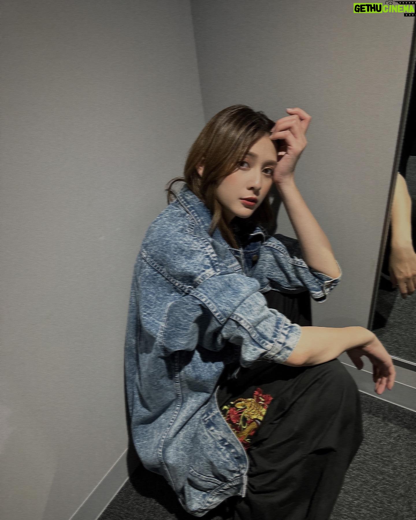 Angela Mei - 12.9K Likes - 涼しくなってきて過ごしやすくやってきたの嬉しい︎︎☺︎
でも夜はちょっと寒すぎるくらいだね、冬どうなっちまうわけ?