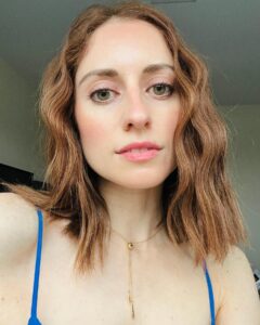 Angela Petruzziello Instagram - Hi hi 💙 @merit @mermade.hair