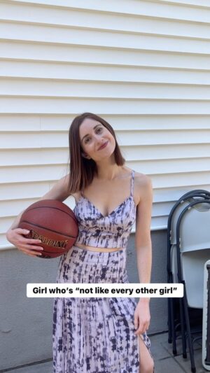 Angela Petruzziello Instagram - She’s a kewl girl who doesn’t get emotionally attached. 

#comedy #comedyskit #igskit #reelskit #coolgirl #actor #actress