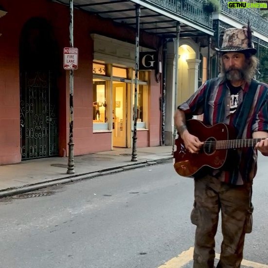 Angela Sarafyan Instagram - Baby, I won’t go ... 🧡 I love Artists. @billymasonmusic