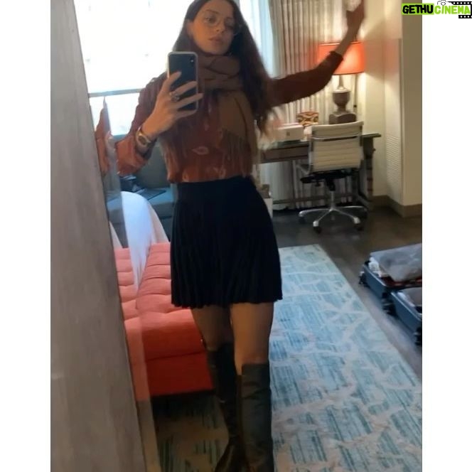 Angela Sarafyan Instagram - A door into my world ... Flowers, a funny clown, an artist painting, my knee making a cracking sound when I plie, and a sweet guitarist playing in the end๐ธ๐