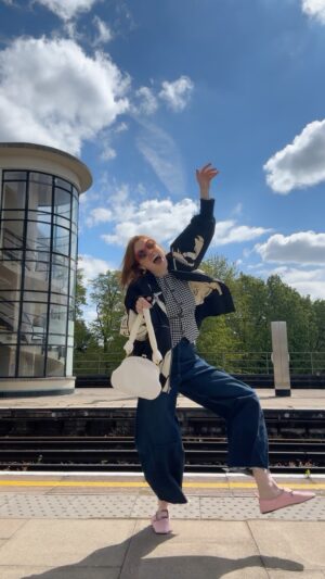 Angela Scanlon Instagram - Sun is FINALLY out & she’s ready for it!! 
Wait for the end. It’s the most “me” I’ve ever been - never regret committing to the bit ✌🏻 shout out to @ollyalexanderr if you need backing dancers for your big night I’m warming up!