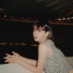 Angela Yuen Instagram - 第二年出席亞洲電影大獎 💫 在還沒進場的時候，我還在調侃問 @rachellyt ，你可不可以今晚輕輕贏左佢啊？結果在台上自己讀出梁雍婷的名字，亞洲電影大獎充滿著各國知名頂級演員，我竟能以最近距離感受一位香港演員在台上發光發亮，真的只能以熱淚盈眶回應了 🥹 也感謝 @bewater_liu，竟能在金馬後再次成為你的頒獎搭檔！ 謝謝 @chanelofficial #ChanelHighJewelry 讓我美麗一夜 👸🏼⚡️