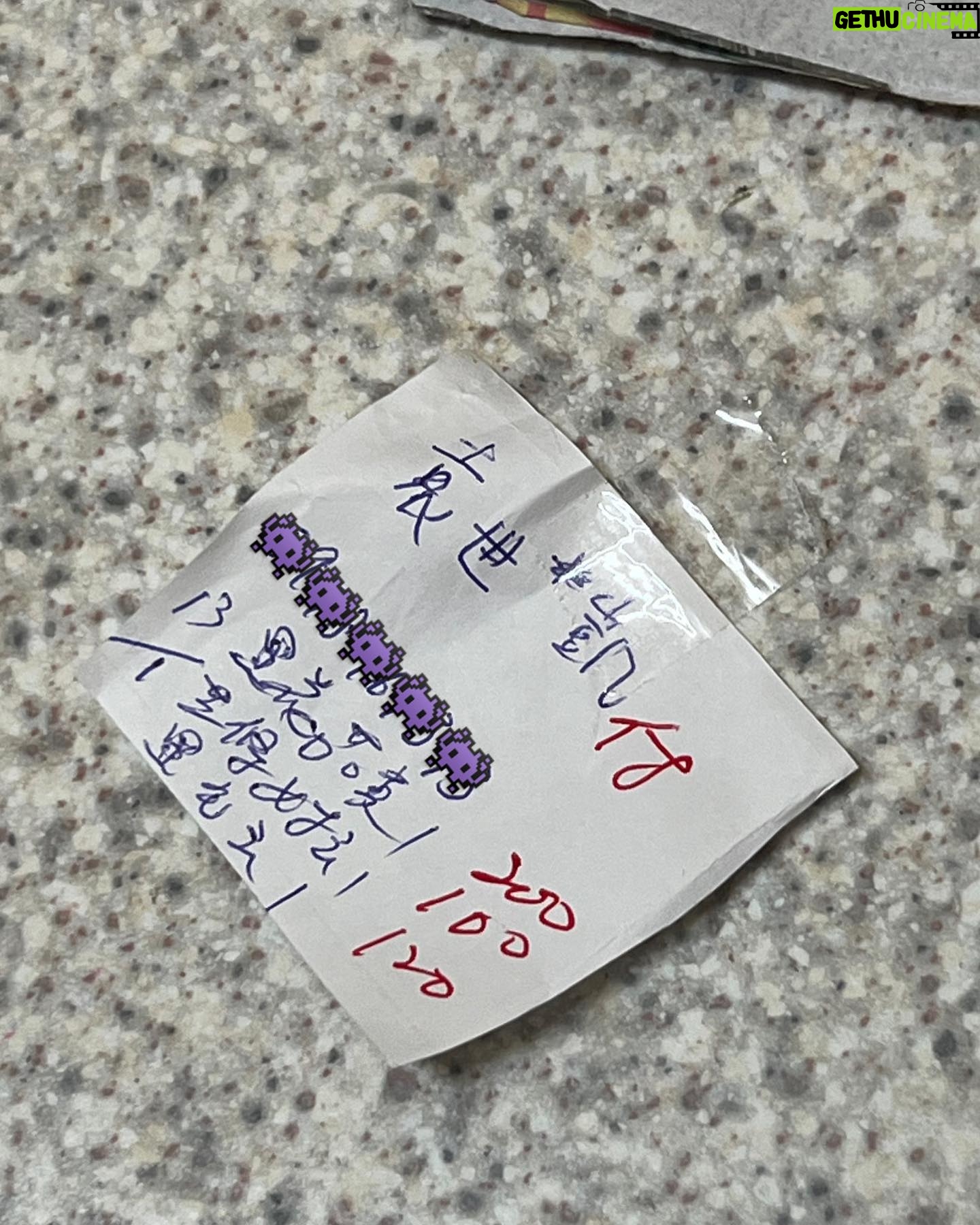 Angela Yuen - 14.5K Likes - 二月是瘋狂的
皮膚在鬧脾氣,以一天一顆的成長速度來抗議
工餘的時還要全力睡覺、保養、中醫和運動
所有「放假應該可去宜蘭台中南部花蓮渡假」全是虛幻之想
今天開工前去拿一個月前的乾洗衣服(留了袁世凱的名字😂)
十分鐘的散步時間竟有偷來假期的額外歡愉
真是抵到爛了!