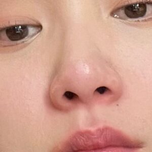 Angela Yuen Instagram - 二月是瘋狂的
皮膚在鬧脾氣，以一天一顆的成長速度來抗議
工餘的時還要全力睡覺、保養、中醫和運動
所有「放假應該可去宜蘭台中南部花蓮渡假」全是虛幻之想
今天開工前去拿一個月前的乾洗衣服（留了袁世凱的名字😂）
十分鐘的散步時間竟有偷來假期的額外歡愉
真是抵到爛了！