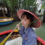 Angela Yuen Instagram - 新年去完越南之後 才發現家樓下理甲店老闆娘有口音 乍問之下原來她來至越南 她說她嫁了來台灣，指指在旁等她收工的老公 我拿下聽筒準備跟她聊天 誰知佢老公看見我一副好奇寶寶的模樣，跟我講了兩個鐘歷史 🤡 走的時候越南新娘自顧自扭扭頭向著nobody/ possibly me說：「他就是話太多了⋯⋯」 「你話你未離開過廣州 你話你未見過海 你問香港係唔係好繁榮 你問香港嘅海係點 你話上年返鄉下種田之後覺得 人應該留喺城市 我話香港有啲年青人開始學種田 你話香港咁繁榮 點會有人去種田」