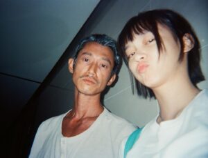 Angela Yuen Instagram - 辛苦找來但願人長久的殺青底片照 🩵

1. 從排練到真正出演的間距，一直感受著慷仁瘦上數十磅，超人意志，脆地拜服。
2. 我喜歡超痴線的試鏡，也喜歡開拍前的所有排戲，我覺得（如可能）所有電影都應該這樣。
3. 承上，超痴線的試鏡：發生在2020年，過了第一輪二人一組的初選後，被分到8人一大組歷時5-6小時的group cast：包括自介、破冰遊戲、Prepared scenes、即興演出、逐一與導演對談環節。至今依然歷歷在目原因是，從沒在香港經歷過高度認真又標準化的試鏡。這樣的形式下，導演還說她試了上百人，果時心諗你一係就係癲一係就好叻，結果係又癲又叻。
4. 雖然中cast後Junli還是強烈反對導演選我出演，於是偷偷找了mm2監製找來窄路看初剪，看完才過關。（Junli後來跟我說的 😂）（做人真係唔容易）
5. 試鏡2020年；拍攝2022年；上映2024年。有時我覺得電影週期真係好長。但到上映又會有一種超然的滿足與值得。
6. 我飾演一個由三人分演的配角妹妹，戲份不多。呀聰教，當主線唔係你度，你就全力去 shine your partner。
7. 真素顏其實沒有那麼威威，我第一次看首映真的被自己黑眼圈嚇屎屎。
8. 照片沒有 @is.wingyan @natanoonoo 因為我是17年的子缺 😂
8. 《但願人長久》誠意上映中 ❤️‍🔥 :> ！

@flymetothemoon.movie @goldenscenehk