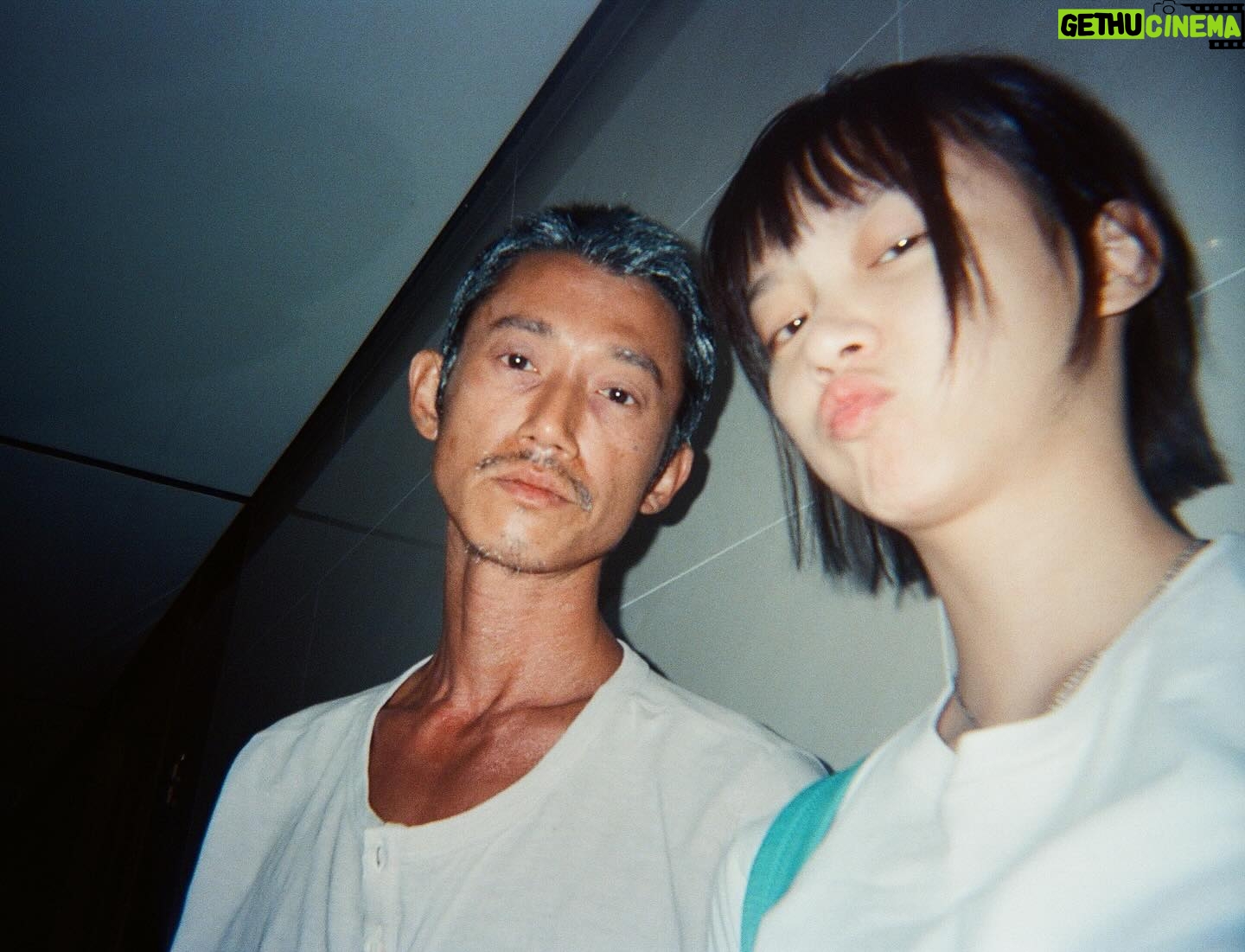 Angela Yuen - 19.7K Likes - 辛苦找來但願人長久的殺青底片照 🩵
1. 從排練到真正出演的間距,一直感受著慷仁瘦上數十磅,超人意志,脆地拜服。
2. 我喜歡超痴線的試鏡,也喜歡開拍前的所有排戲,我覺得(如可能)所有電影都應該這樣。
3. 承上,超痴線的試鏡:發生在2020年,過了第一輪二人一組的初選後,被分到8人一大組歷時5-6小時的group cast:包括自介、破冰遊戲、Prepared scenes、即興演出、逐一與導演對談環節。至今依然歷歷在目原因是,從沒在香港經歷過高度認真又標準化的試鏡。這樣的形式下,導演還說她試了上百人,果時心諗你一係就係癲一係就好叻,結果係又癲又叻。
4. 雖然中cast後Junli還是強烈反對導演選我出演,於是偷偷找了mm2監製找來窄路看初剪,看完才過關。(Junli後來跟我說的 😂)(做人真係唔容易)
5. 試鏡2020年;拍攝2022年;上映2024年。有時我覺得電影週期真係好長。但到上映又會有一種超然的滿足與值得。
6. 我飾演一個由三人分演的配角妹妹,戲份不多。呀聰教,當主線唔係你度,你就全力去 shine your partner。
7. 真素顏其實沒有那麼威威,我第一次看首映真的被自己黑眼圈嚇屎屎。
8. 照片沒有 @is.wingyan @natanoonoo 因為我是17年的子缺 😂
8. 《但願人長久》誠意上映中 ❤️🔥 :> !
@flymetothemoon.movie @goldenscenehk