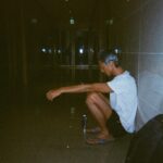 Angela Yuen Instagram - 辛苦找來但願人長久的殺青底片照 🩵 1. 從排練到真正出演的間距，一直感受著慷仁瘦上數十磅，超人意志，脆地拜服。 2. 我喜歡超痴線的試鏡，也喜歡開拍前的所有排戲，我覺得（如可能）所有電影都應該這樣。 3. 承上，超痴線的試鏡：發生在2020年，過了第一輪二人一組的初選後，被分到8人一大組歷時5-6小時的group cast：包括自介、破冰遊戲、Prepared scenes、即興演出、逐一與導演對談環節。至今依然歷歷在目原因是，從沒在香港經歷過高度認真又標準化的試鏡。這樣的形式下，導演還說她試了上百人，果時心諗你一係就係癲一係就好叻，結果係又癲又叻。 4. 雖然中cast後Junli還是強烈反對導演選我出演，於是偷偷找了mm2監製找來窄路看初剪，看完才過關。（Junli後來跟我說的 😂）（做人真係唔容易） 5. 試鏡2020年；拍攝2022年；上映2024年。有時我覺得電影週期真係好長。但到上映又會有一種超然的滿足與值得。 6. 我飾演一個由三人分演的配角妹妹，戲份不多。呀聰教，當主線唔係你度，你就全力去 shine your partner。 7. 真素顏其實沒有那麼威威，我第一次看首映真的被自己黑眼圈嚇屎屎。 8. 照片沒有 @is.wingyan @natanoonoo 因為我是17年的子缺 😂 8. 《但願人長久》誠意上映中 ❤️‍🔥 :> ！ @flymetothemoon.movie @goldenscenehk