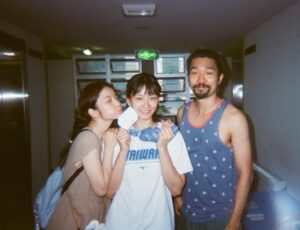 Angela Yuen Instagram - 辛苦找來但願人長久的殺青底片照 🩵

1. 從排練到真正出演的間距，一直感受著慷仁瘦上數十磅，超人意志，脆地拜服。
2. 我喜歡超痴線的試鏡，也喜歡開拍前的所有排戲，我覺得（如可能）所有電影都應該這樣。
3. 承上，超痴線的試鏡：發生在2020年，過了第一輪二人一組的初選後，被分到8人一大組歷時5-6小時的group cast：包括自介、破冰遊戲、Prepared scenes、即興演出、逐一與導演對談環節。至今依然歷歷在目原因是，從沒在香港經歷過高度認真又標準化的試鏡。這樣的形式下，導演還說她試了上百人，果時心諗你一係就係癲一係就好叻，結果係又癲又叻。
4. 雖然中cast後Junli還是強烈反對導演選我出演，於是偷偷找了mm2監製找來窄路看初剪，看完才過關。（Junli後來跟我說的 😂）（做人真係唔容易）
5. 試鏡2020年；拍攝2022年；上映2024年。有時我覺得電影週期真係好長。但到上映又會有一種超然的滿足與值得。
6. 我飾演一個由三人分演的配角妹妹，戲份不多。呀聰教，當主線唔係你度，你就全力去 shine your partner。
7. 真素顏其實沒有那麼威威，我第一次看首映真的被自己黑眼圈嚇屎屎。
8. 照片沒有 @is.wingyan @natanoonoo 因為我是17年的子缺 😂
8. 《但願人長久》誠意上映中 ❤️‍🔥 :> ！

@flymetothemoon.movie @goldenscenehk