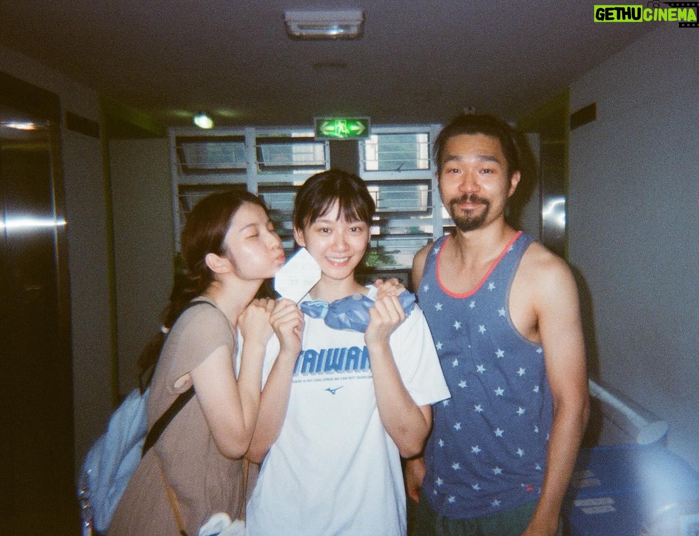 Angela Yuen - 19.7K Likes - 辛苦找來但願人長久的殺青底片照 🩵
1. 從排練到真正出演的間距,一直感受著慷仁瘦上數十磅,超人意志,脆地拜服。
2. 我喜歡超痴線的試鏡,也喜歡開拍前的所有排戲,我覺得(如可能)所有電影都應該這樣。
3. 承上,超痴線的試鏡:發生在2020年,過了第一輪二人一組的初選後,被分到8人一大組歷時5-6小時的group cast:包括自介、破冰遊戲、Prepared scenes、即興演出、逐一與導演對談環節。至今依然歷歷在目原因是,從沒在香港經歷過高度認真又標準化的試鏡。這樣的形式下,導演還說她試了上百人,果時心諗你一係就係癲一係就好叻,結果係又癲又叻。
4. 雖然中cast後Junli還是強烈反對導演選我出演,於是偷偷找了mm2監製找來窄路看初剪,看完才過關。(Junli後來跟我說的 😂)(做人真係唔容易)
5. 試鏡2020年;拍攝2022年;上映2024年。有時我覺得電影週期真係好長。但到上映又會有一種超然的滿足與值得。
6. 我飾演一個由三人分演的配角妹妹,戲份不多。呀聰教,當主線唔係你度,你就全力去 shine your partner。
7. 真素顏其實沒有那麼威威,我第一次看首映真的被自己黑眼圈嚇屎屎。
8. 照片沒有 @is.wingyan @natanoonoo 因為我是17年的子缺 😂
8. 《但願人長久》誠意上映中 ❤️🔥 :> !
@flymetothemoon.movie @goldenscenehk